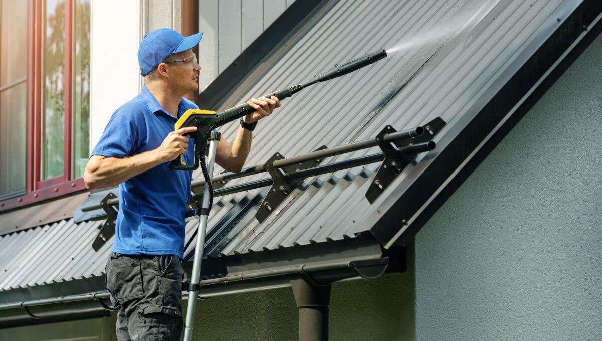 Roof cleaning services